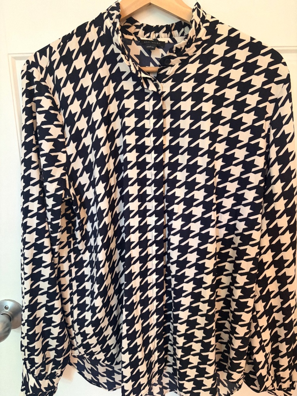 Ann Taylor Navy Blue & White Houndstooth Blouse – Size Large